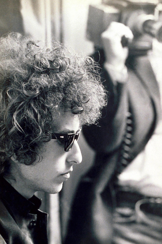 Bob Dylan photographed wearing his shades in 1966.
